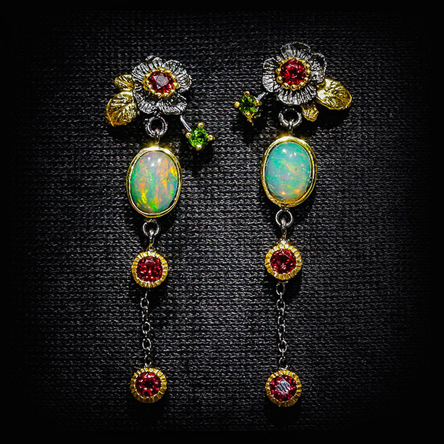 オパールと赤いジルコニアのボヘミアンピアス